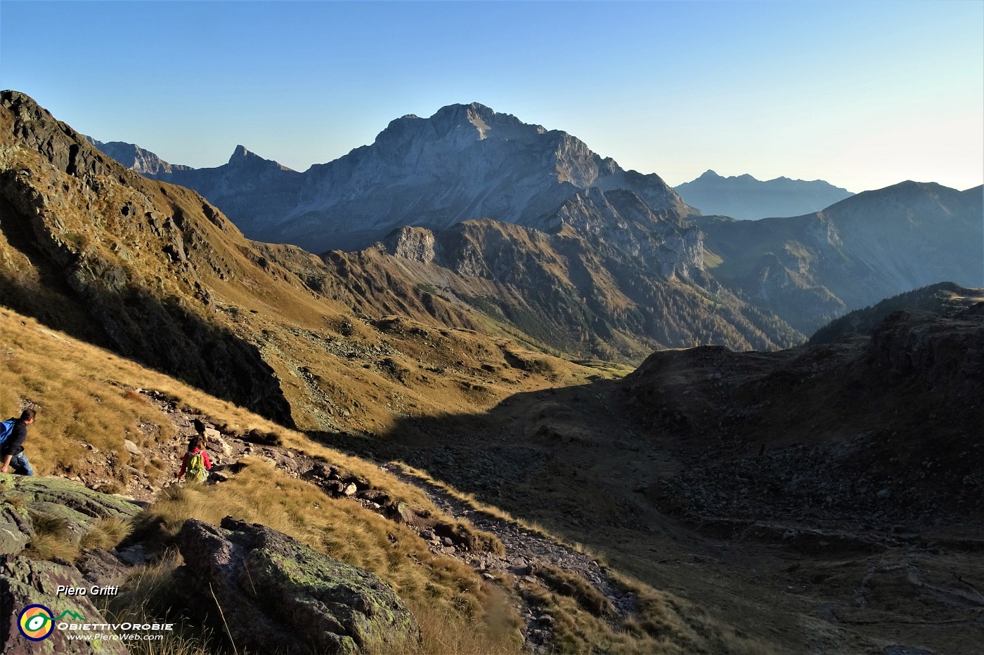 98 Seguendo il sent. 215 dal Passo di Mezzeno scendiamo alla Conca di Mezzeno .JPG